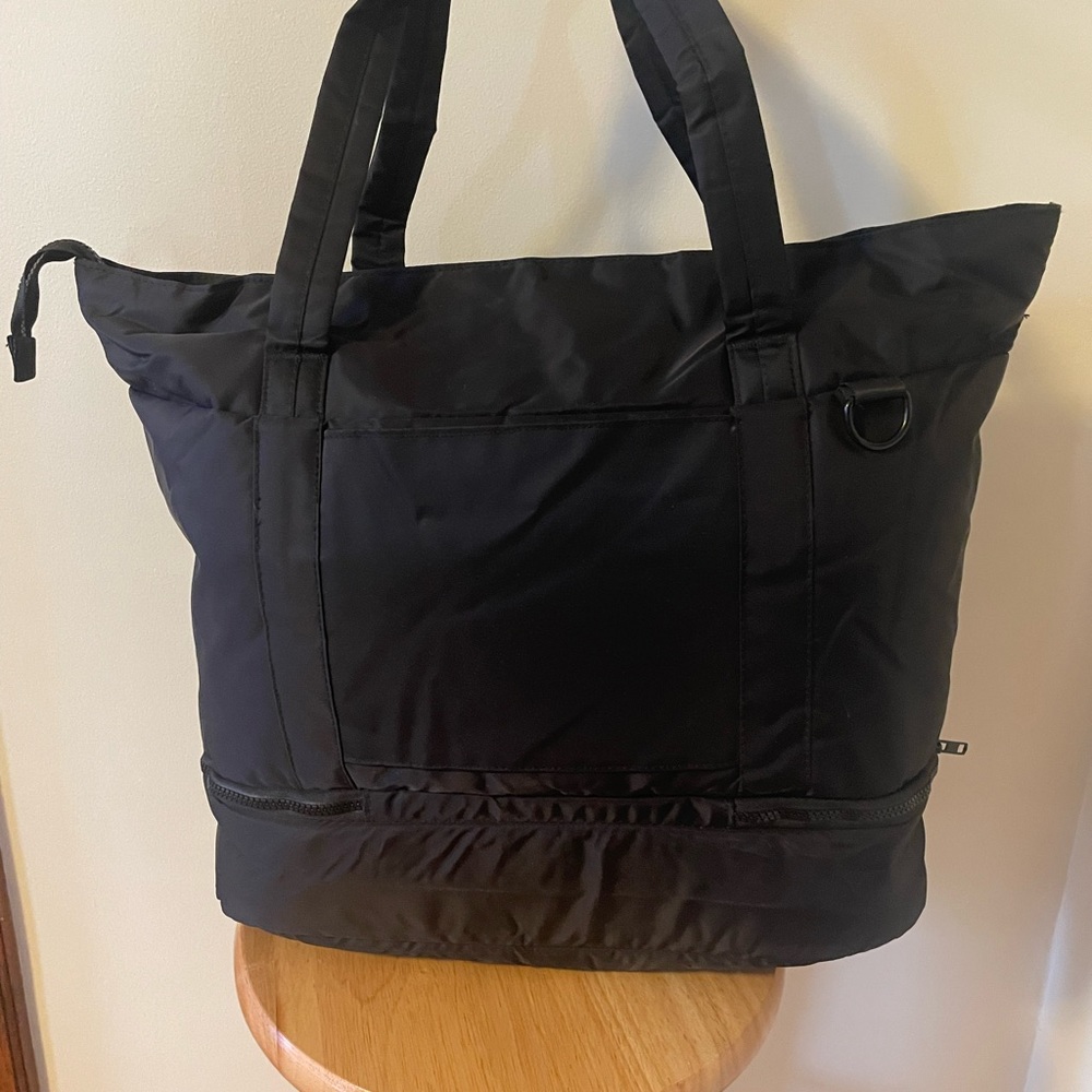 Staples - Large Black Nylon Laptop Tote w/Zippered bottom compartment